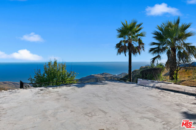 23010 Saddle Peak Road, Topanga CA: https://media.crmls.org/mediaz/628df253-ff7e-437d-899b-1edc9f30bf51.jpg