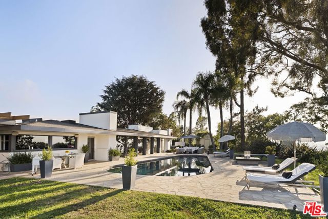 11531 Amanda Drive, Studio City CA: https://media.crmls.org/mediaz/628e4561-2ccc-4c6c-82fd-5cfaa1ea600d.jpg