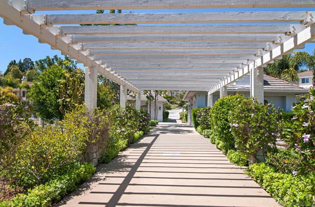 6013 Oakgate Row, La Jolla CA: https://media.crmls.org/mediaz/628e74b7-1f85-4fce-9dd3-571fde0c7c0c.jpg