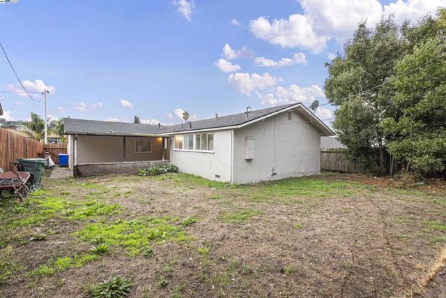 2541 Duke Ave, Richmond CA: https://media.crmls.org/mediaz/628ebcf9-32e5-46ed-9102-cf1734f78fe6.jpg