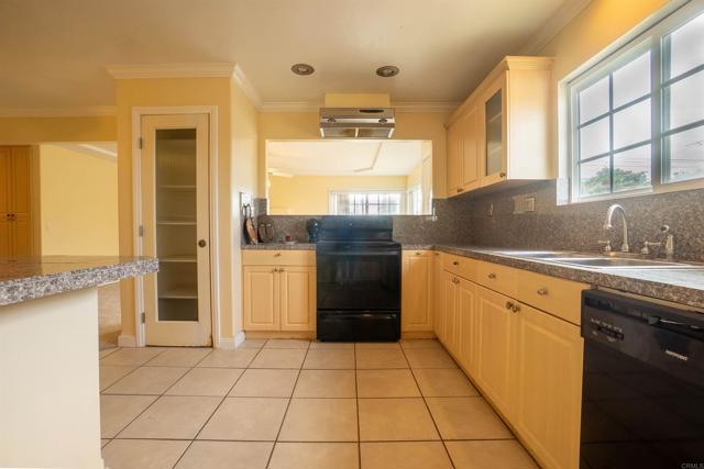 765 Elkwood Ave, Imperial Beach CA: https://media.crmls.org/mediaz/628fc115-1ca7-473b-b6c6-6ebeba966f14.jpg