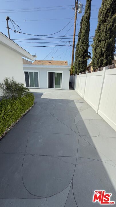 515 Myrtle Street, Glendale CA: https://media.crmls.org/mediaz/628fe934-24b8-42ca-886d-c35028901a0a.jpg