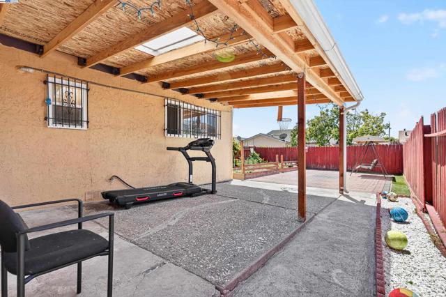 4300 Berk Ave, Richmond CA: https://media.crmls.org/mediaz/6290a021-1042-43b7-8268-e459020f1e42.jpg