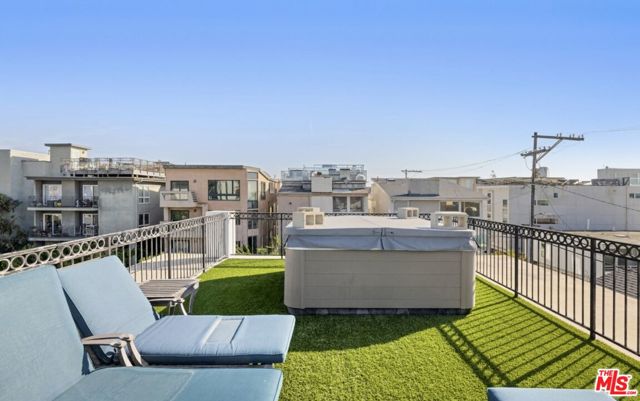 17 Privateer Street, Marina del Rey CA: https://media.crmls.org/mediaz/6291425e-acd7-4d38-97c6-31f6a985154e.jpg