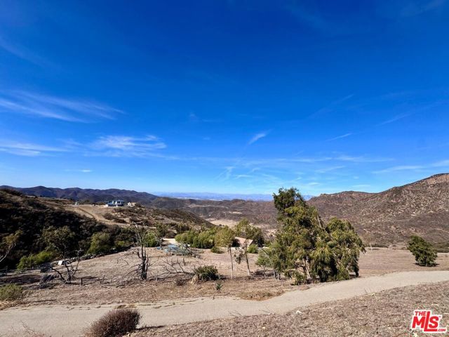 11077 Pacific View Drive, Malibu CA: https://media.crmls.org/mediaz/6291bae8-2143-4d11-9604-ff4d1e33f735.jpg