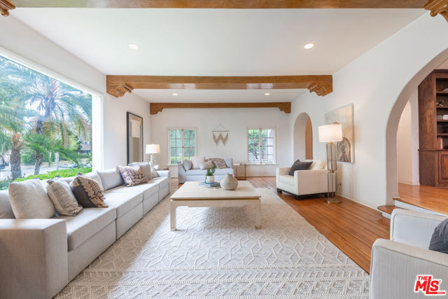 475 S Rodeo Drive, Beverly Hills CA: https://media.crmls.org/mediaz/62922f30-398e-48e9-9fdb-4e11f1fc82f9.jpg