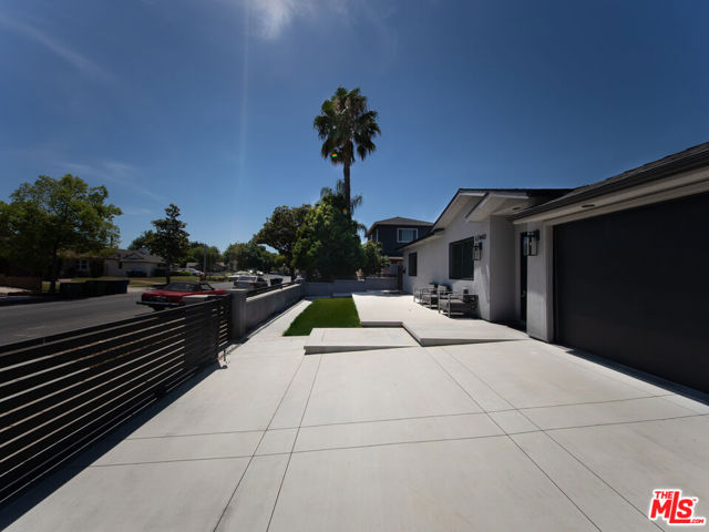 17443 Valerio Street, Van Nuys CA: https://media.crmls.org/mediaz/62929783-75de-4071-a63d-d4aeb012346c.jpg