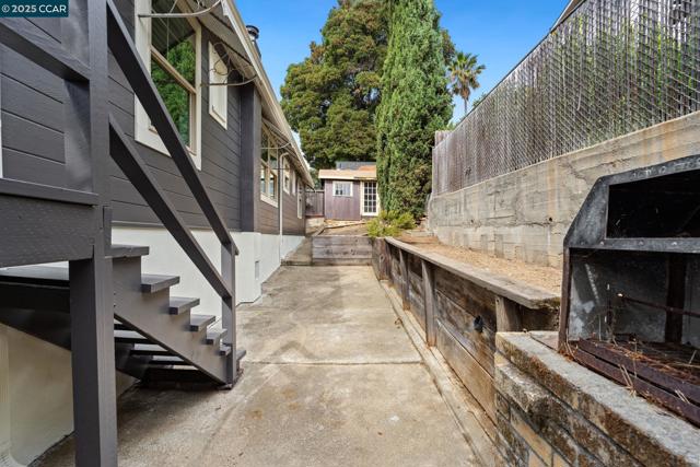 466 Clark St, Crockett CA: https://media.crmls.org/mediaz/6293522d-3245-4796-821e-99ec1e708a4b.jpg