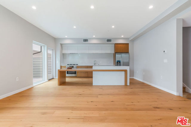 1729 S Barrington Avenue, Los Angeles CA: https://media.crmls.org/mediaz/62936b54-bc59-46bd-ae82-434b94f8135f.jpg
