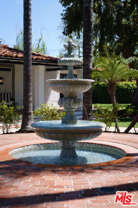 18625 Wells Drive, Tarzana CA: https://media.crmls.org/mediaz/6293be69-5104-421c-9ec1-e8f6466c7687.jpg