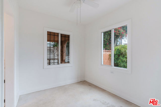 127 S Carson Road, Beverly Hills CA: https://media.crmls.org/mediaz/6294713d-5dd9-476f-980e-9b6944689eeb.jpg