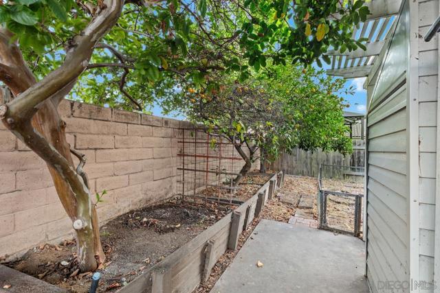 10497 Moorpark St, Spring Valley CA: https://media.crmls.org/mediaz/62949013-1aff-48cc-8869-0ebe364606c4.jpg
