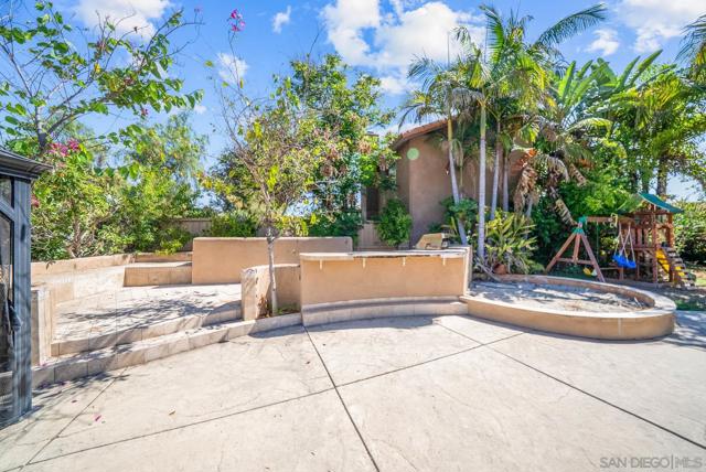 2492 Royal Saint James Dr, El Cajon CA: https://media.crmls.org/mediaz/62969ade-aa27-4a9e-ae2b-197e9261fe96.jpg