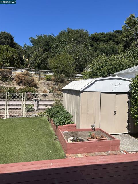 1241 Pinole Valley Rd, Pinole CA: https://media.crmls.org/mediaz/6296a263-a916-4f92-87c7-492e57db2a2f.jpg