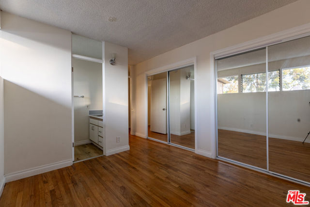 11131 ROSE Avenue, Los Angeles CA: https://media.crmls.org/mediaz/6296c129-6cf7-48f5-9ccf-a99d602e959c.jpg