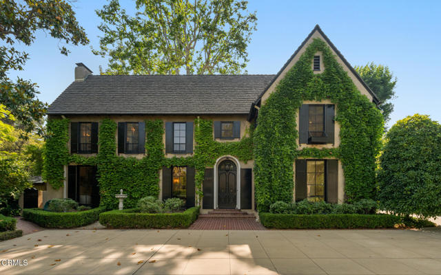 1241 S Oak Knoll Avenue, Pasadena CA: https://media.crmls.org/mediaz/6297d9bf-a204-4829-8ac0-8d64488f8eca.jpg