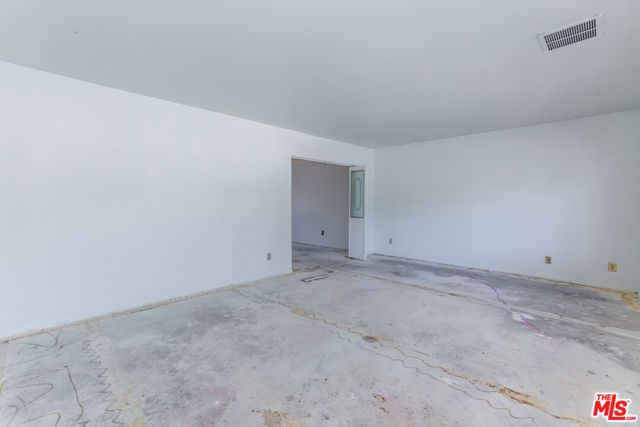 8817 HASKELL Avenue photo 7