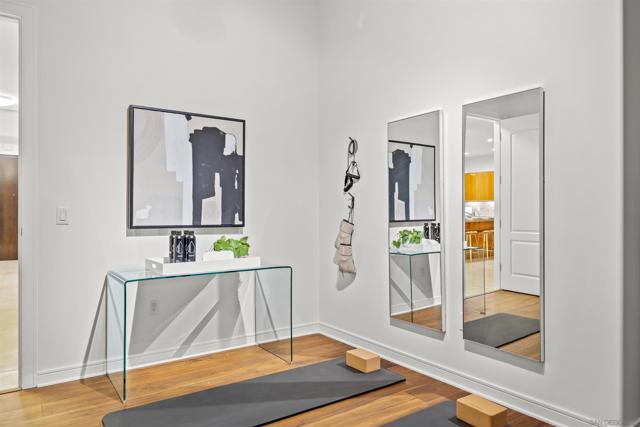 550 Front St, San Diego CA: https://media.crmls.org/mediaz/629831cb-c9bf-4234-878a-23aad42b1447.jpg
