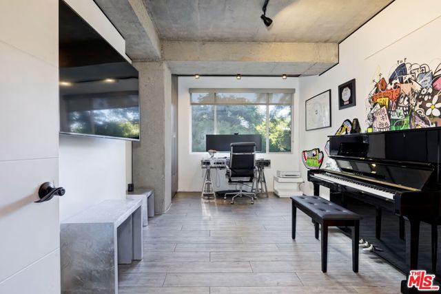 818 N Doheny Drive, West Hollywood CA: https://media.crmls.org/mediaz/629865a9-4cdb-489b-90e7-2976516d5359.jpg
