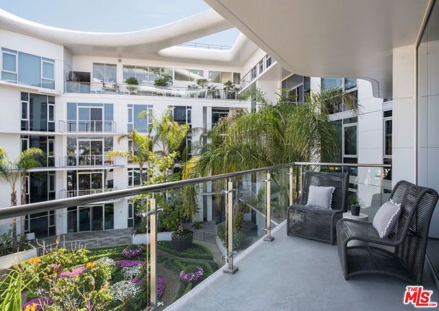 8500 Burton Way, Los Angeles CA: https://media.crmls.org/mediaz/62996ac1-3c6b-4882-9ff0-339965ed3f98.jpg