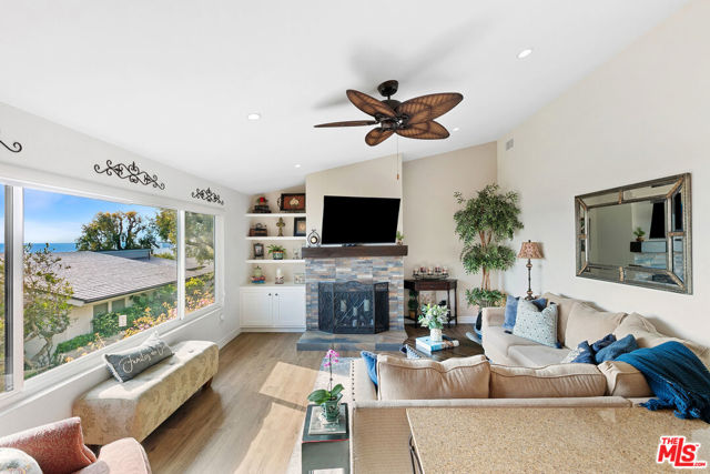 6789 Seawatch Lane, Malibu CA: https://media.crmls.org/mediaz/629adfc7-ae8d-4caf-9346-eacc6e2a27db.jpg