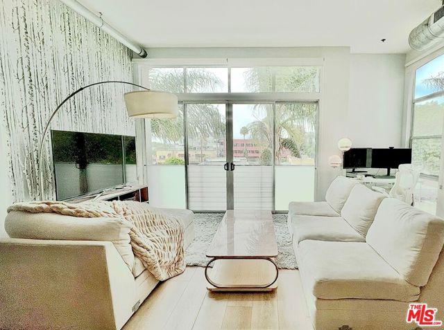 13320 Beach Avenue, Marina del Rey CA: https://media.crmls.org/mediaz/629b2b33-95de-4041-ab9c-6158a9d58a96.jpg
