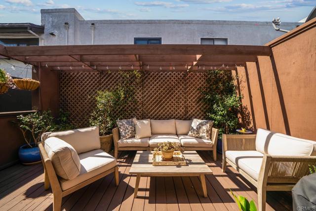 2253 Caminito Pescado, Ocean Beach (San Diego) CA: https://media.crmls.org/mediaz/629b9ee3-f2e3-4c3f-b293-34a80d3b65d9.jpg