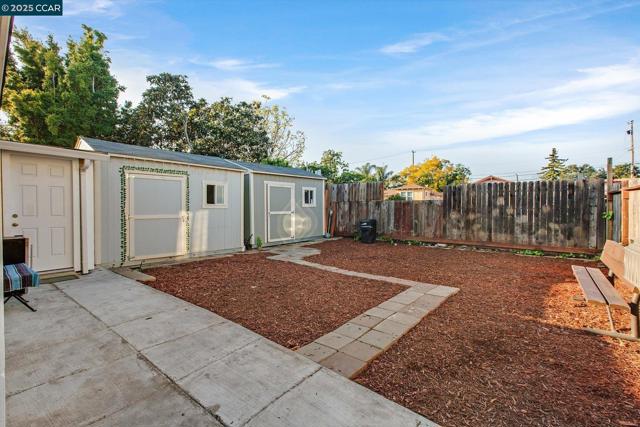 2027 83Rd Ave, Oakland CA: https://media.crmls.org/mediaz/629ba225-8905-4ede-88d7-9bedf73728eb.jpg
