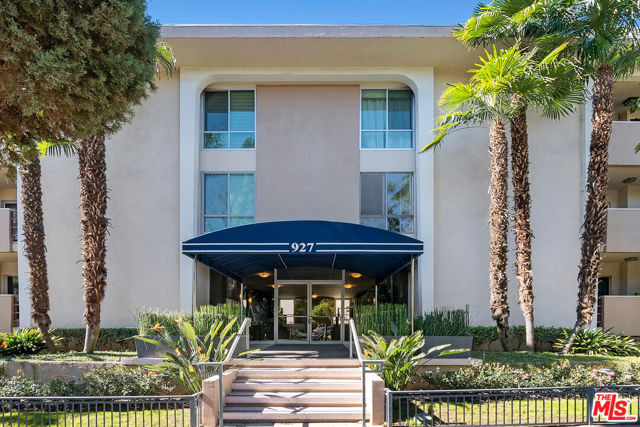 927 N Kings Road, West Hollywood CA: https://media.crmls.org/mediaz/629bc3dc-0e5d-45a1-8080-640e5b2c310f.jpg