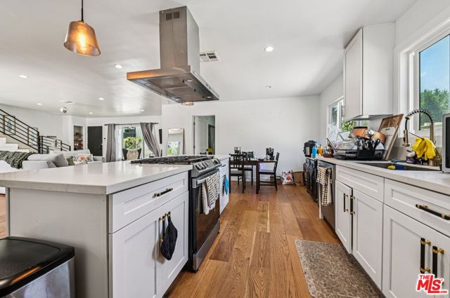 885 Kincaid Avenue, Inglewood CA: https://media.crmls.org/mediaz/629c8083-9d21-475d-bc38-a72b72e9901c.jpg