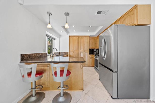 2492 Royal Saint James Dr, El Cajon CA: https://media.crmls.org/mediaz/629e3f87-1513-45ee-89a8-a93fc11380bb.jpg