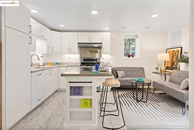 61 Wildwood Ave, Piedmont CA: https://media.crmls.org/mediaz/629ec1c5-def6-4ea8-9ba7-28dadef6fbaf.jpg