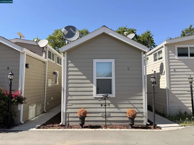 16711 Marsh Creek Rd, Clayton CA: https://media.crmls.org/mediaz/62a03deb-a77f-4442-8997-61afdc0d8165.jpg