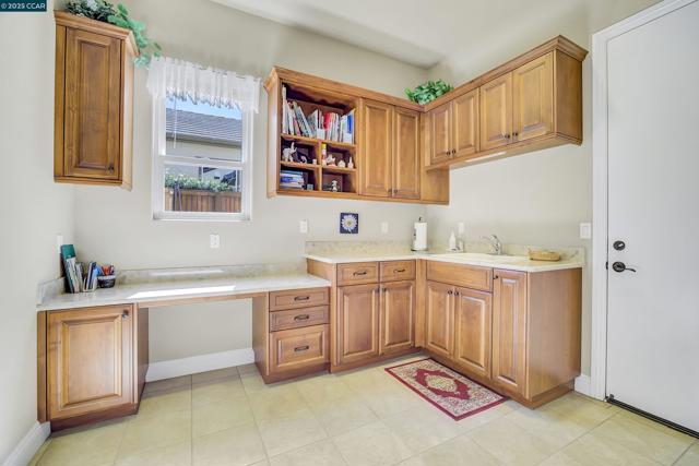 1648 Chianti Ln, Brentwood CA: https://media.crmls.org/mediaz/62a0451a-a83f-429a-b2d2-ec44708a8a85.jpg