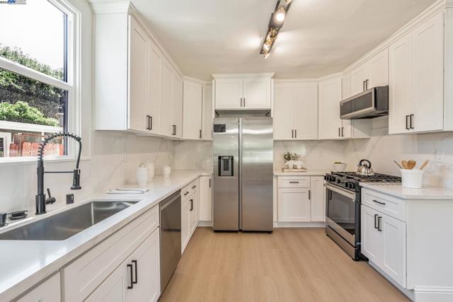 6927 Sunkist Dr, Oakland CA: https://media.crmls.org/mediaz/62a053ec-0be2-48db-8a90-f66adc43e692.jpg