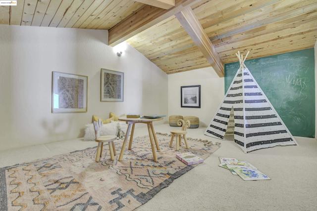33 Binnacle Hl, Oakland CA: https://media.crmls.org/mediaz/62a053f6-3b02-4f67-a94d-16e0f8cd8748.jpg