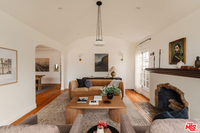3029 S Norton Avenue, Los Angeles CA: https://media.crmls.org/mediaz/62a22514-4959-4a1b-b3bd-c3c5701d2ebc.jpg