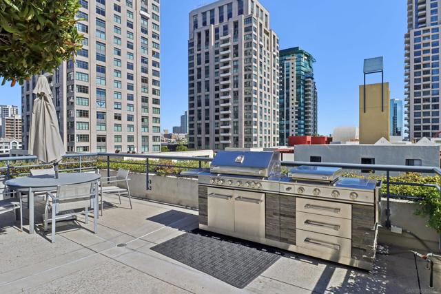 700 Front St, San Diego CA: https://media.crmls.org/mediaz/62a2310a-54ac-4ea5-a141-9abf810259cd.jpg