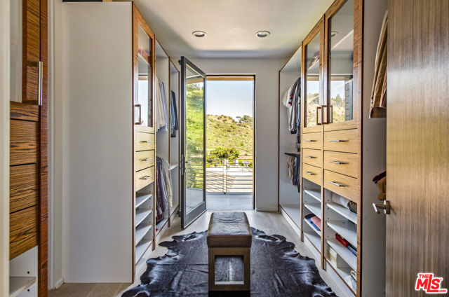 9852 San Circle, Beverly Hills CA: https://media.crmls.org/mediaz/62a2f610-085a-4e54-b3a0-5da585974b1c.jpg