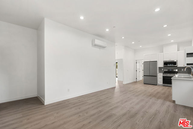 8931 Hubbard Street, Culver City CA: https://media.crmls.org/mediaz/62a406b9-7092-4dfb-8193-4b7bbce2de21.jpg
