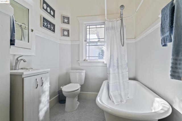 3757 Lincoln Ave, Oakland CA: https://media.crmls.org/mediaz/62a5a0e1-515a-41a4-b1ee-ed63354718e8.jpg