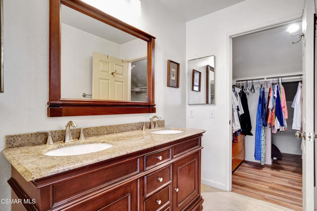 48 Herringbone Court, Newbury Park CA: https://media.crmls.org/mediaz/62a6dfa6-7ecb-4267-a27b-25b881414538.jpg