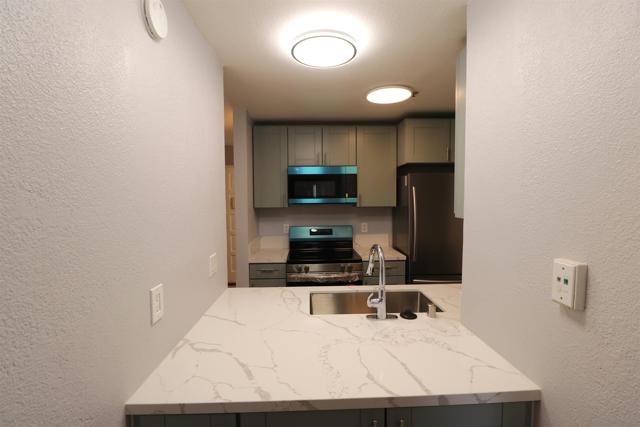 4041 Oakcrest Dr, San Diego CA: https://media.crmls.org/mediaz/62a7c1fd-a187-462a-bdb7-3888e9725455.jpg