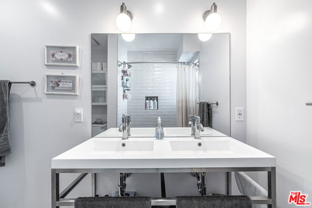 1005 N Alexandria Avenue, Los Angeles CA: https://media.crmls.org/mediaz/62a85e14-8e5c-4905-9280-28e375cefb98.jpg