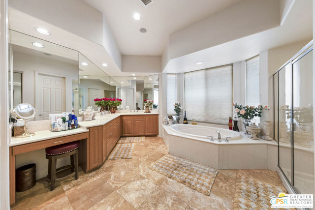 18 Calais Circle, Rancho Mirage CA: https://media.crmls.org/mediaz/62aa8581-4d6f-4002-8291-6fb61f528822.jpg