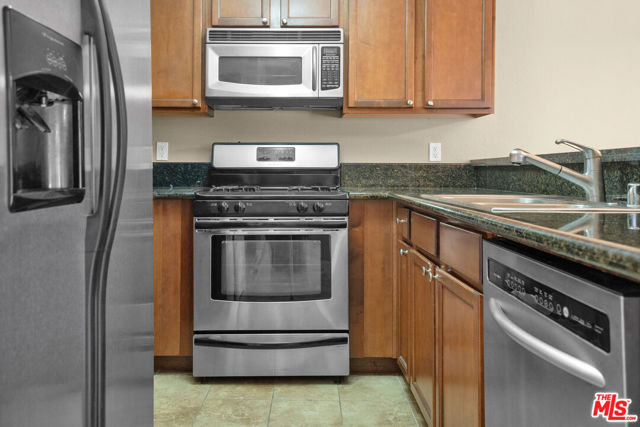 1633 S Bentley Avenue, West Los Angeles CA: https://media.crmls.org/mediaz/62aab11c-b056-4337-8d0b-15681d4b150e.jpg