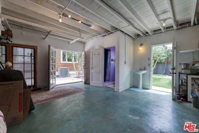 933 W Venezia Avenue, Venice CA: https://media.crmls.org/mediaz/62ab1ba7-c0c3-4afa-a521-3b97268c01d7.jpg