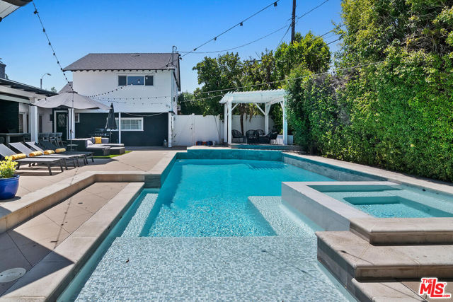 4909 Encino Terrace, Encino CA: https://media.crmls.org/mediaz/62ab2815-ac97-4d37-ba45-4e933c7fad0c.jpg