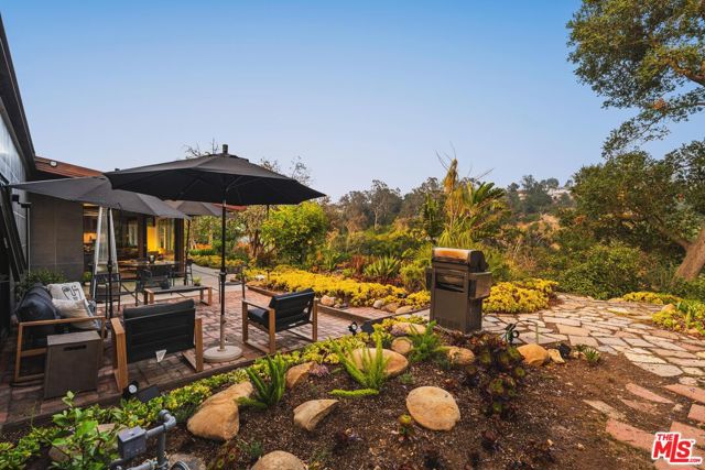 2718 Claray Drive, Los Angeles CA: https://media.crmls.org/mediaz/62ab6d3e-0a90-4888-b34a-b2a388cc6fcd.jpg