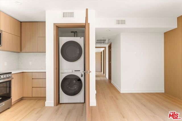 5912 1/2 Mammoth Avenue, Sherman Oaks CA: https://media.crmls.org/mediaz/62abd0e2-afa8-4866-a9a4-ecae6776b40a.jpg